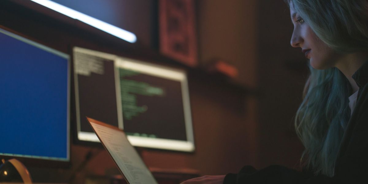 Free Side View of a Woman Using a Laptop Stock Photo